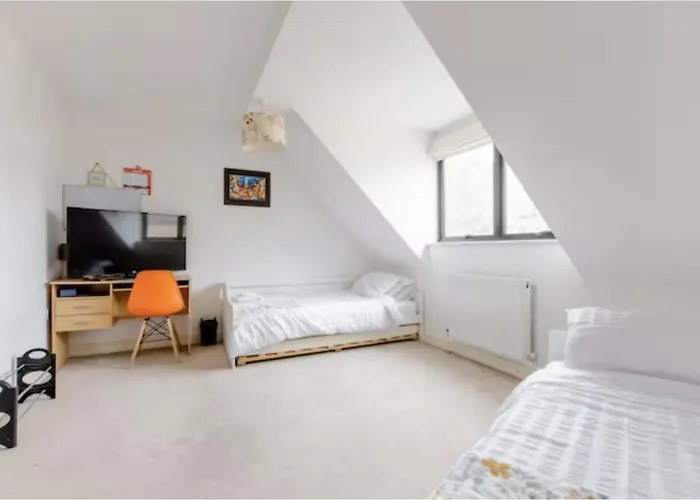 Top Hotels Near Crayford Dogs Racetrack