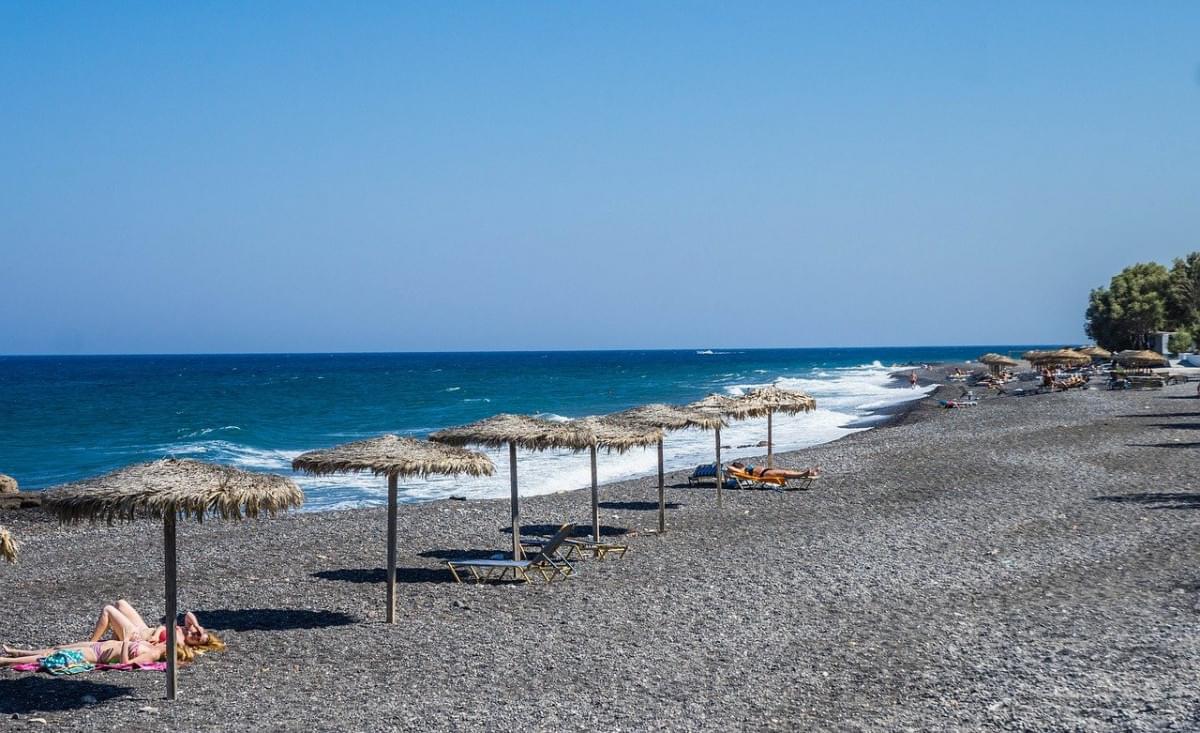 kamari spiaggia santorini grecia 1