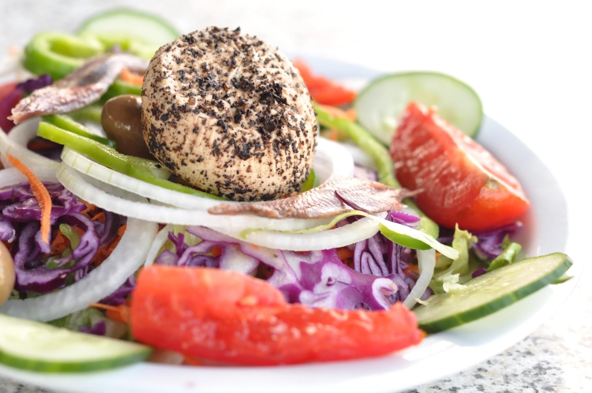insalata con formaggio al pepe, malta