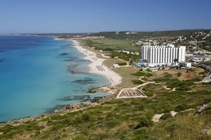 Der Platjes de Son Bou ist der längste Strand auf Menorca.